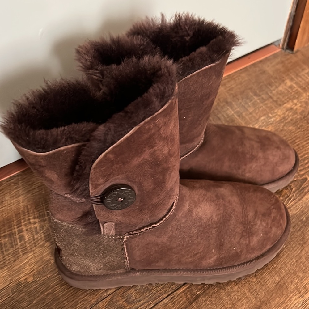 UGG Bailey Button Women Brown Boot | Size 7